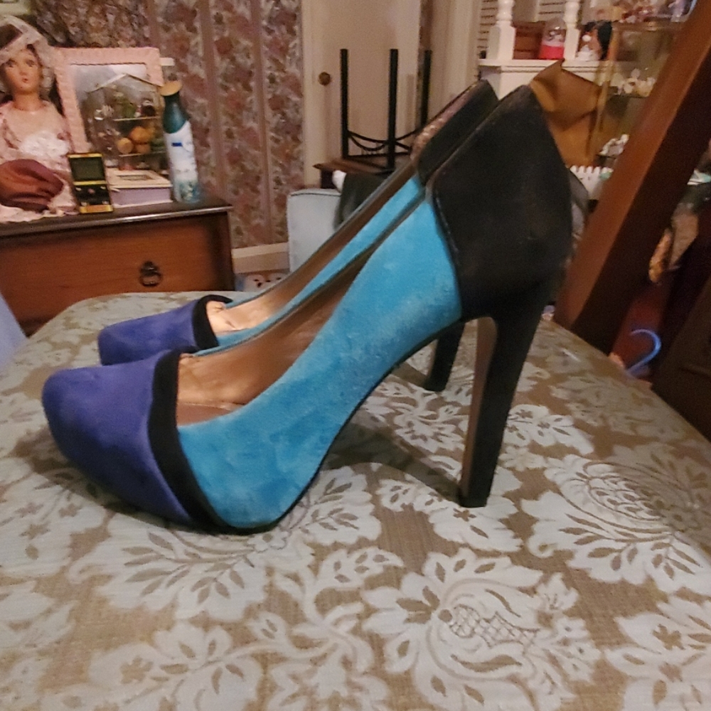Shoes - Picture 2 of 4